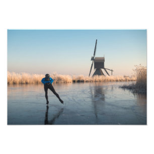 Eis-Skaten hinter Windmühle und REEDdruck Fotodruck