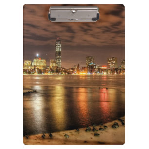 Eis teilweise geschmolzen auf Charles River in Klemmbrett