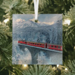 Eis und Schnee | Red Bernina Express Zug Schweiz Ornament Aus Glas<br><div class="desc">Dieses phantastische Getty Images Foto besticht durch den Roten Bernina-Express-Zug,  der im schneebedeckten Winterwald,  Tarasp,  Graubünden,  Engadin,  Schweiz,  auf einem Viadukt unterwegs ist.</div>