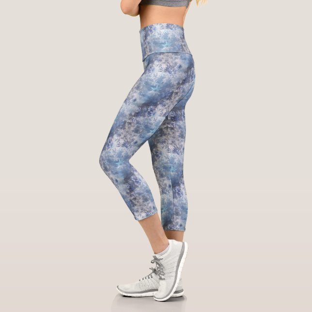 Eis und Schnee Textured Blue Weihnachtsmuster Capri Leggings (Links)