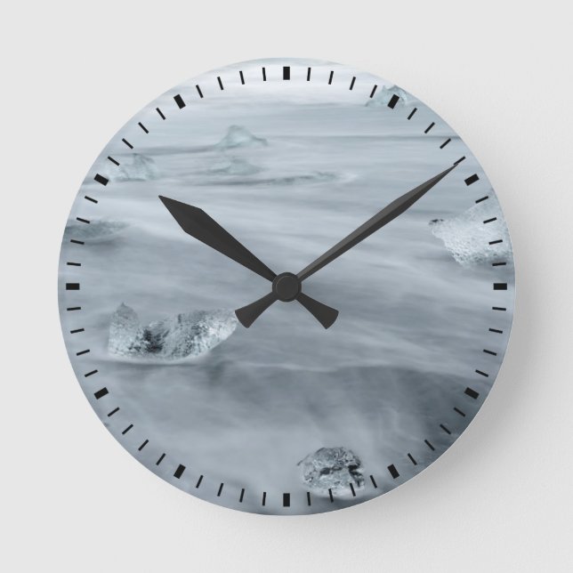 Eis und Wasser am Strand, Eisland Runde Wanduhr (Vorderseite)