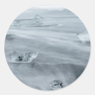 Eis und Wasser an einem Strand, Island Runder Aufkleber