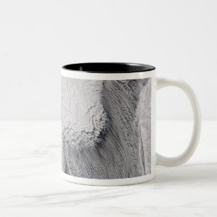 Eis- und Wolkenstraßen im Meer von Ochotsk Zweifarbige Tasse