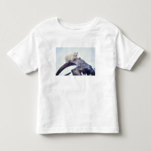 Eisbär auf einem Oberkieferknochen eines Grönlandw Kleinkind T-shirt