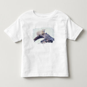 Eisbär auf einem Oberkieferknochen eines Grönlandw Kleinkind T-shirt