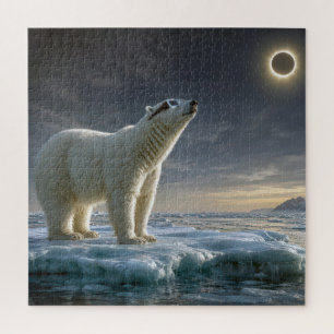 Eisbär betrachtet totale Sonnenfinsternis