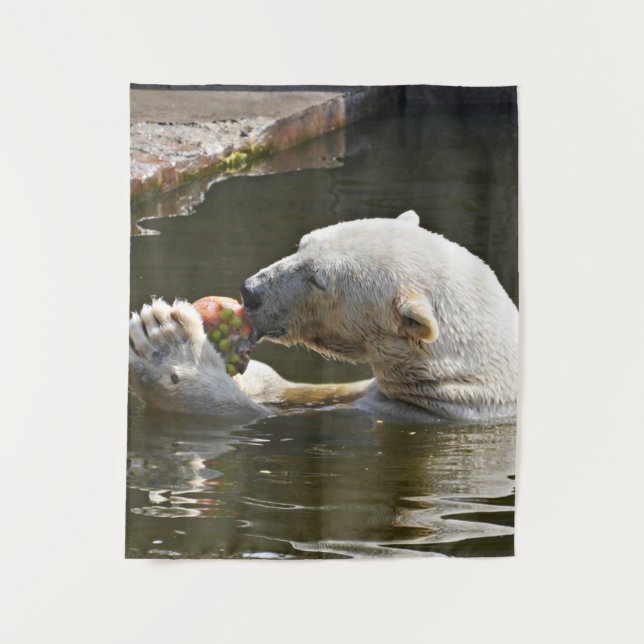Eisbär isst Obst im Wasser Wandteppich (Vorderseite)