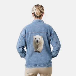Eisbär nähert sich jeansjacke