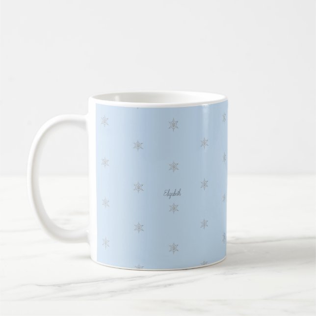Eisblaue Schneeflocken-Muster personalisiert  Kaffeetasse (Links)
