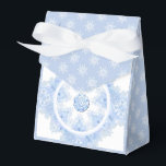 Eisblauer Schneeflocken Geschenkschachtel<br><div class="desc">Im Winter fallen diese eisblauen Schneeflocken auf meine imaginäre Welt. Sie haben 7 Zweige,  weiche blaue Töne und Rhinestone,  die innen eingebettet sind. Für alle,  die Pastellblauen und schneebedeckten Urlaub Lieben.</div>