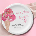 Eiscreme-Brautparty Personalisiert Pappteller<br><div class="desc">Diese hübsche Papiertüte aus Brautparty im Eis ist mit Aquarellfloralen und einer Eistüte geschmückt. In dem Text steht: "Sie ist aufgeklappt!" in stilvoller rosa Typografie. Einfach anpassbar. Ändern Sie mithilfe des Entwurfstools die Textgröße, den Stil oder die Farbe. Wenn wir unsere Kunstwerke erstellen, werden Sie dieses exakte Bild von anderen...</div>