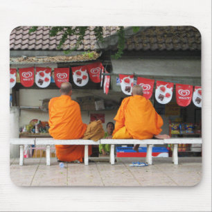 Eiscreme Break ... Buddhistische Mönche in Thailan Mousepad