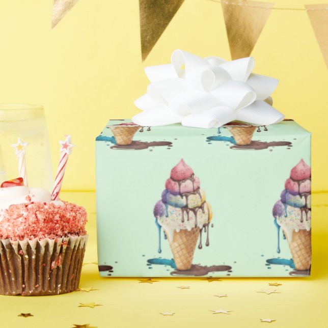 Eiscreme-Kone auf grünem Geschenkpapier (Geburtstagsparty)