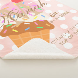 Eiscreme-Kone mit Sprinklen und Kirsche oben Sherpadecke