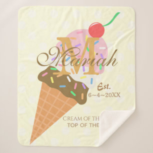 Eiscreme-Kone mit Sprinklen und Kirsche oben Sherpadecke