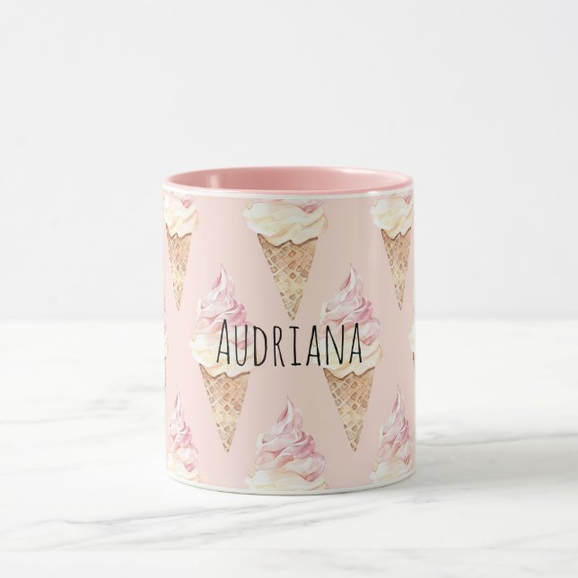 Eiscreme-Waffeln mit rosa Erdbeere-Vanille-Eis Tasse (Zentrum)