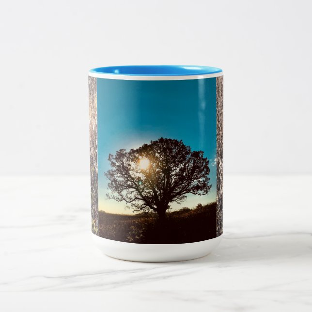 Eisen-Eichenbaum, Fall Sonnenaufgang, Wisconsin-Zw Zweifarbige Tasse (Mittel)