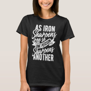 Eisen schärft so, dass eine Person den Anden schär T-Shirt