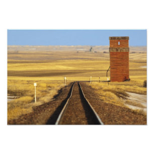 Eisenbahnschienen führen zu altem Getreidespeicher Fotodruck