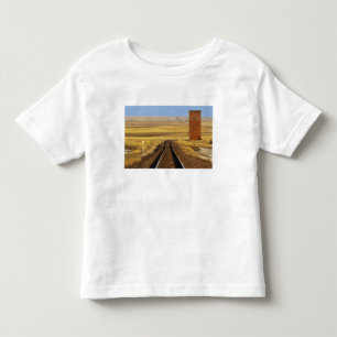 Eisenbahnschienen führen zu altem Getreidespeicher Kleinkind T-shirt