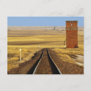 Eisenbahnschienen führen zu altem Getreidespeicher Postkarte