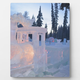 Eisenskulptur Zugmaschine Winter gefrorene Schneek Fotoplatte
