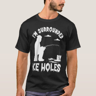 Eisfischen umgibt mich von Eisloch, der am T-Shirt