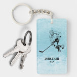Eishockey Team Player Monogram Schlüsselanhänger<br><div class="desc">Mit diesem personalisierten Eishockey-Player-Schlüsselanhänger - das ultimative Zubehör für Ihren Spieler! Sind Sie ein Eishockey-Liebhaber auf der Suche nach einem personalisierten Accessoire,  das den Namen und die Nummer Ihres Spielers feiert?  Dieser doppelseitige personalisierte Schlüsselanhänger mit einem Eishockeyspieler-Design ist das perfekte Zubehör.</div>