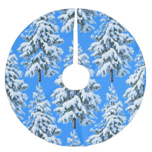 Eisige Baumträume Schneebedeckter Wald Polyester Weihnachtsbaumdecke