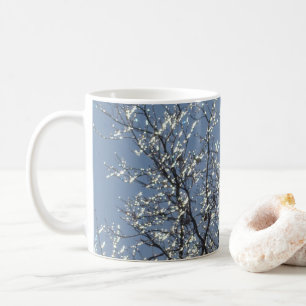 Eisige Zweige im Winterblau des Himmels Kaffeetasse