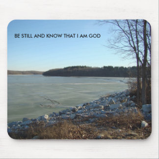 Eisiger See und felsiges Ufer, sind noch und Mousepad