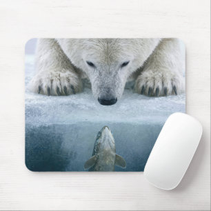 Eisstandoff zwischen Eisbär und Fisch  Mousepad