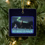 Eisstraßenläufer Keramikornament<br><div class="desc">Ein Bild eines Joggers, der von einem Elch verfolgt wird, während er in einer dunklen Winternacht läuft. Die Nordlichter leuchten über. Versuchen Sie, bei minus 25 Grad zu laufen, oder vielleicht etwas wärmer, aber wenn es eine eklige Windkühlung gibt. Und da der Winter nur ein einziges Farbschema hat, dunkel und...</div>