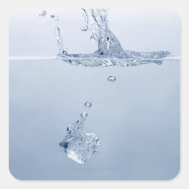 Eiswürfel, der ins Wasser spritzt Quadratischer Aufkleber (Vorderseite)