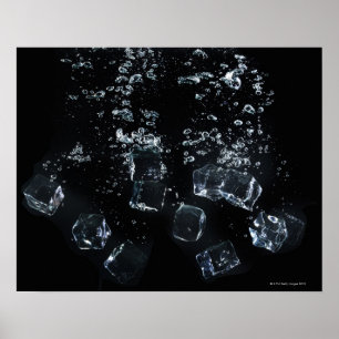 Eiswürfel, die in Wasser gespritzt werden Poster