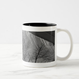 Eiszapfen auf Dach und Sonne Zweifarbige Tasse