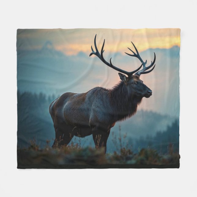Elch auf einem Rücken in der Morgendämmerung Fleecedecke (Vorderseite (Horizontal))