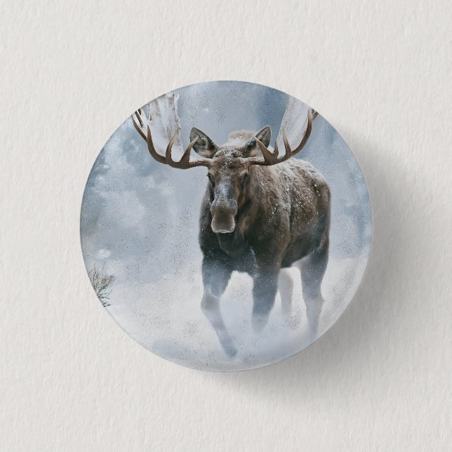 Elchbulle beim Durchqueren von borealem Schnee Button (Vorderseite)