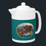 Elche auf der Wiese<br><div class="desc">Eine Mama Elche und ihr niedliches Kalb mit See und Bergen in der Ferne. Text, der "Alaska" in einem schneebedeckten Schriftart liest, erscheint ebenfalls. Sie können eine andere Hintergrundfarbe wählen.</div>
