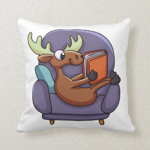 Elche las ein Buch auf einem Sofa  Rückenfarbe Kissen