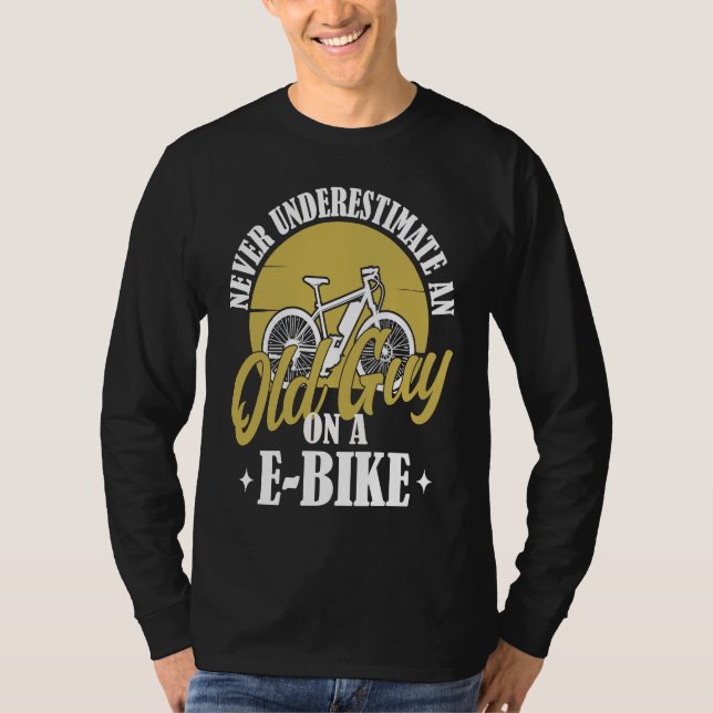 Electric Biker Never Underestimate An Old Man On A T-Shirt (Vorderseite)