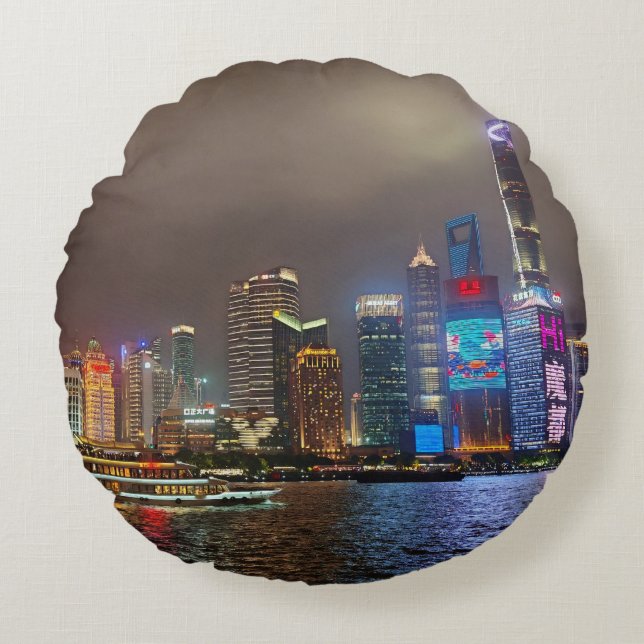 Electric Dreams - Futuristic Shanghai Skyline, A C Rundes Kissen (Vorderseite)
