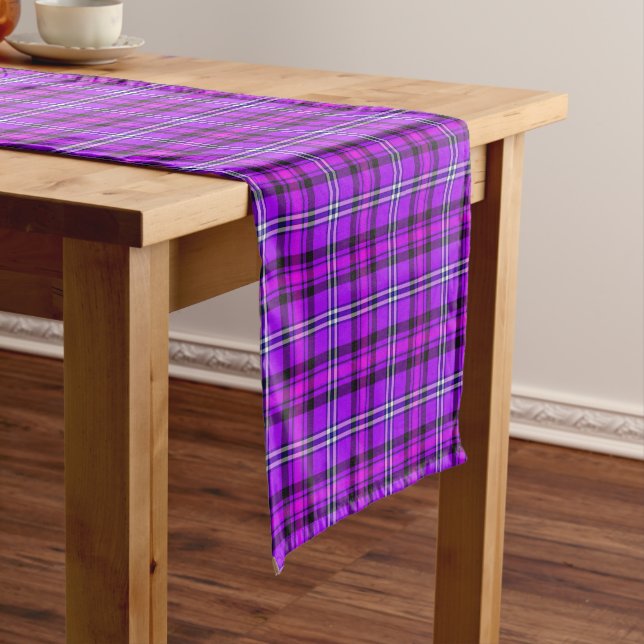 Electric Violet and Fuchsia Plaid Purple Pink Kurzer Tischläufer (Beispiel)