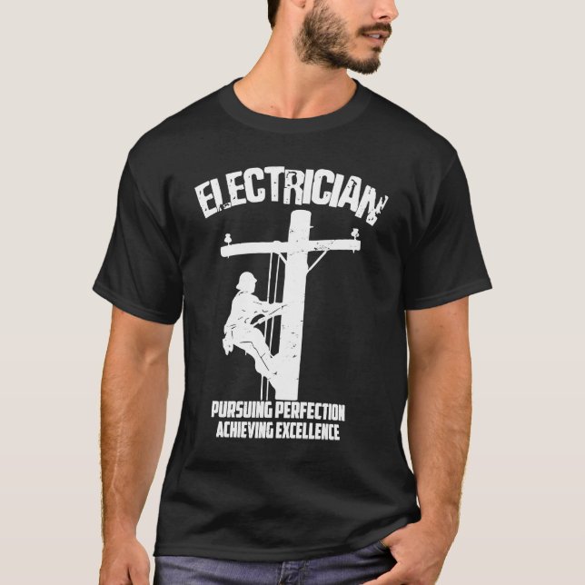 Electrician pursuing perfection achieving excellen T-Shirt (Vorderseite)