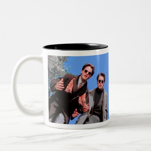 "Electrifying Elixirs: Shocking Title Tasse" Zweifarbige Tasse (Links)