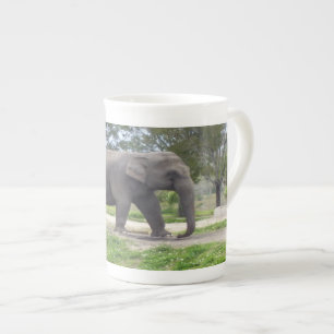 Elefant auf Waldweg Prozellantasse