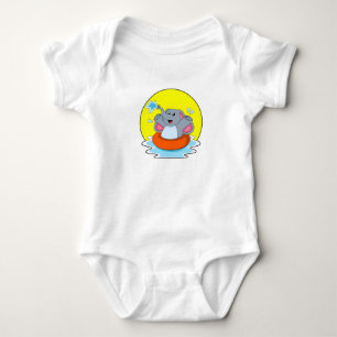 Elefant beim Baden mit Lifebuoy Baby Strampler