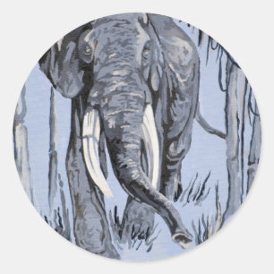 Elefant, der durch die waldreiche Savanne in Blau Runder Aufkleber