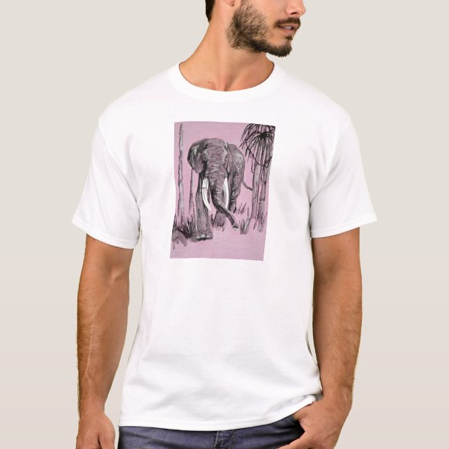 Elefant, der durch die waldreiche Savanne in Rosa  T-Shirt (Vorderseite)
