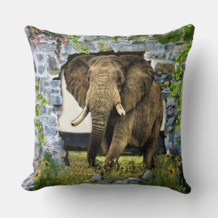 Elefant, der durch eine Ziegelmauer tritt Kissen